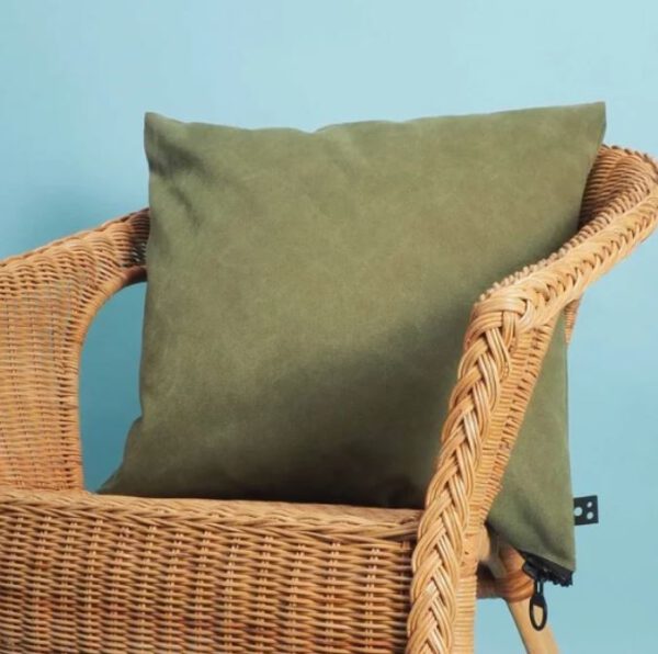 Kissenbezug olive washed canvas mit schwarzen Reißverschluß